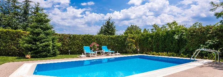 Pool mit Liegestühlen